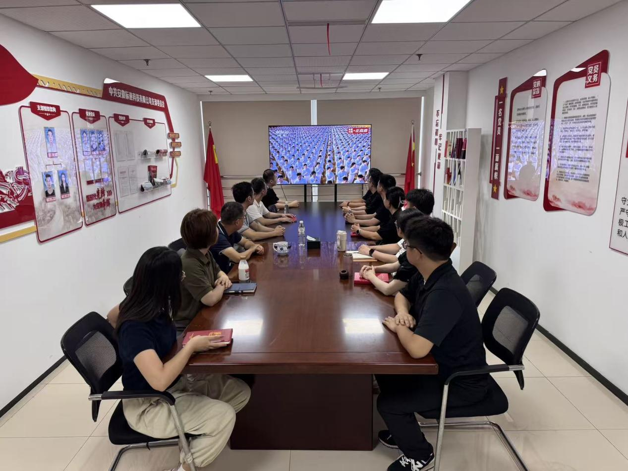 2001908468684505088.png 阅兵2.png